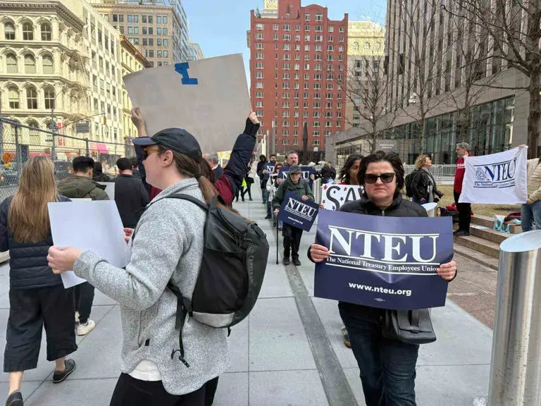 Li DYAyê kesên ji kar derxistibûn, Elon Musk protesto kirin