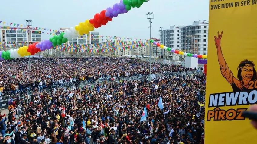 Kurdistaniyên bakûr li 10 navendan cejna Newrozê pîroz kirin