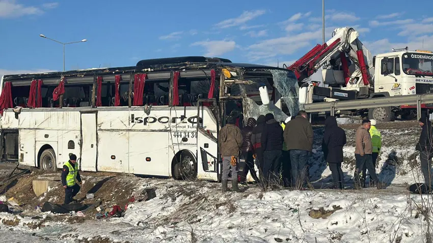 Yolcu otobüsü sarampole devrildi: 1 ölü, 25 yarali!