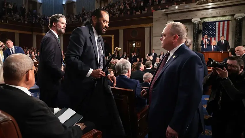 Di dema axaftina Trump de endamê kongreyê yê Demokrat ji salona dadgehê hat derxistin