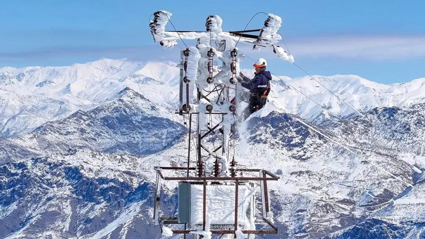 Li Semzînanê têlên elektrîkê qut bûn: Sênî bê elektrîk man