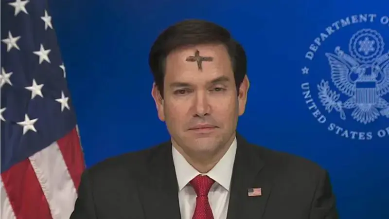 Wezîrê Karên Derve yê DYAyê bi nîsana xaçê ya li eniya xwe derket televîzyonê