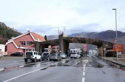 Karadağ'da insan kaçakçılığı şüphesi: 2 Türk vatandaş gözaltına alındı 