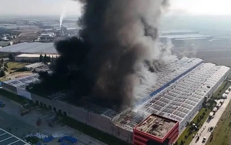 Dûmana şewata fabrîkê bû sedema karantina ya 5 navçeyan