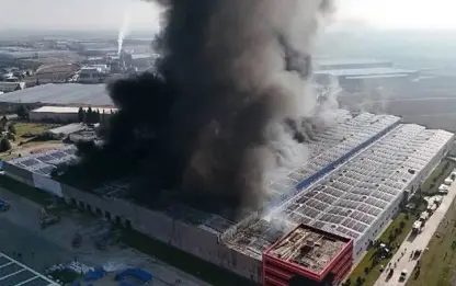 Dûmana şewata fabrîkê bû sedema karantina ya 5 navçeyan