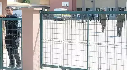 Wezîfedarê ewlehiya dibistanê du xwuşka kuşt