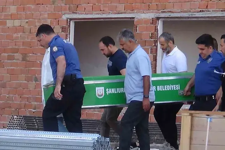 Bavê 7 zarokan ji qata 7an ket û can da