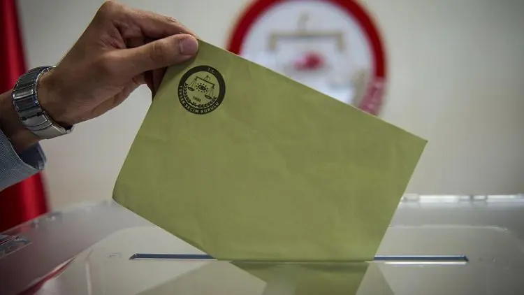 /haberresimleri/2025515/pkknin-fesih-kongresi-sonra-ilk-anket-birinci-parti-dikkat-cektiheadLine.webp