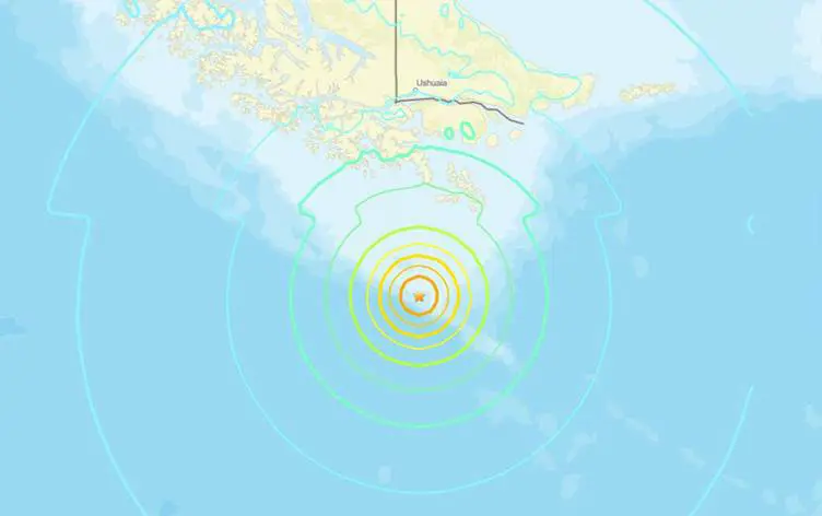 Depremin şiddeti 7.4! Tsunami uyarısı!