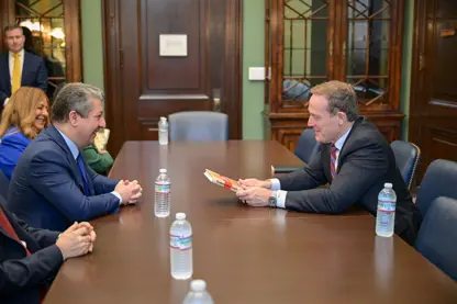 Mesrûr Barzanî û Senator Ted Budd li Washingtonê pêşxistina pêwendiyan gotûbêj kirin