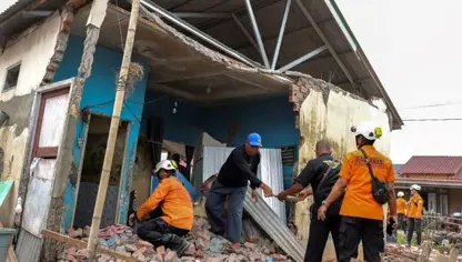 Endonezya'da 5,7 büyüklüğünde deprem!