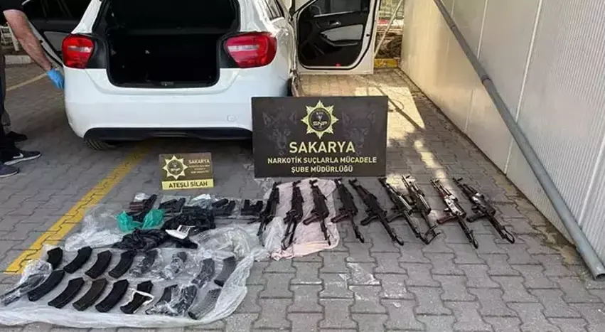 Di ereba polîsekî dajot de 9 kaleşnîkof û 5 demançe dîtin