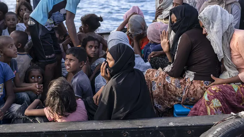 Li peravên Mynamarê di deryayê de 427 koçber wenda bûn