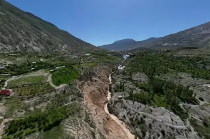 Li bajarê Erzeromê hez li erdê ket û zemîn 12 metre cî guhert