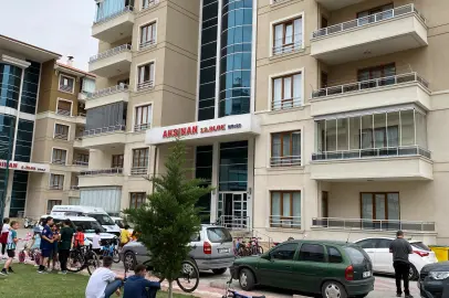 Li bajarê Konya zilam jina xwe kuşt, xwe îxbar kir û li ser cesedê jina xwe sekinî