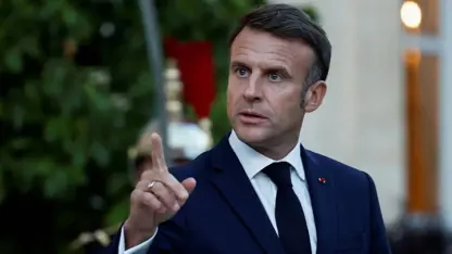 Macron: Bernameya atomî ya Îranê gefeke cidî ye