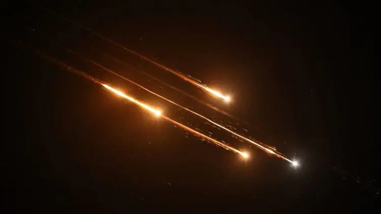 İran, Irak’taki ABD üslerine füze saldırısı düzenledi
