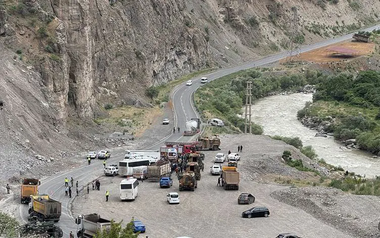 Li Hakkariyê mîdîbusa leşkeran wergeriya: 12 leşker birîndar bûn