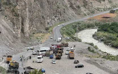 Li Hakkariyê mîdîbusa leşkeran wergeriya: 12 leşker birîndar bûn