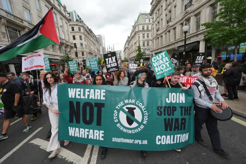 Londra'da 'hükümet' protestosu