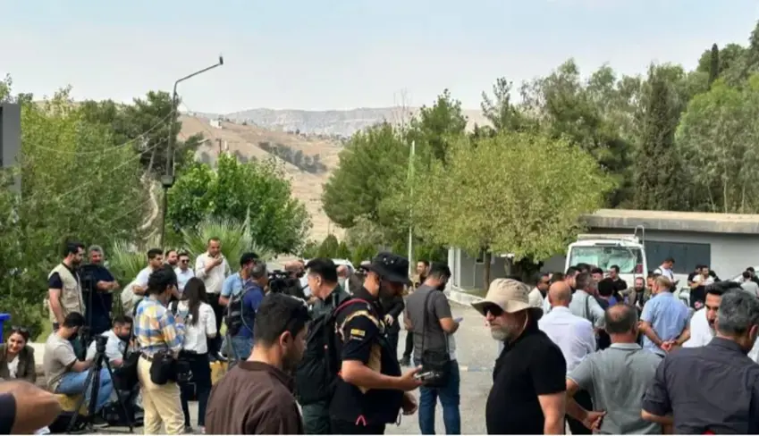 Amadekariyên merasîma bêçekkirina PKKê berdewam dikin: Beşdar li Dukanê dicivin