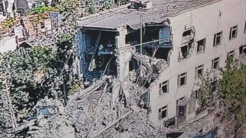 Ukrayna ordusu Herson bölgesinde bir apartmanı vurdu!