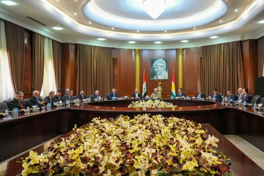 Bi amadebûna Serok Barzanî civîna PDK û YNKyê dest pê kir