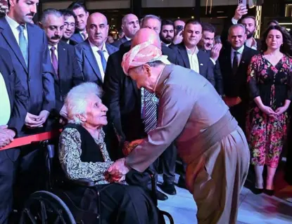 Di Merasima Roja Neteweyî ya Fransayê de Serok Barzanî, hurmetên xwe pêşkêşî Sînemxan Bedirxanê kir