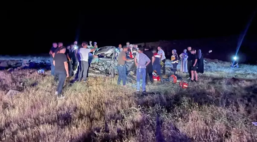 Li Xarpêtê otomobîlekî ji ser rê derket: 2 kes mirin û 3 kes birîndar bûn
