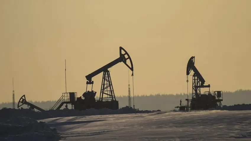 İngiltere Rus petrolüne uguladığı tavan fiyatı 47.6 dolara düşürdü