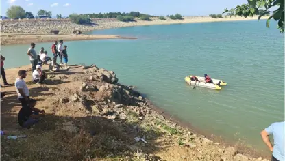 2 kesên xort di ava bendavê de fetisîn