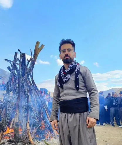 قارەمانێکی ڕۆڵەی کوردستان و ژینگەپارێز سنەیی ، كە لە كاتی كۆنتڕۆڵكردنی ئاگری كێوی ئاویەر بریندار ببوو، گیانی لەدەست دا