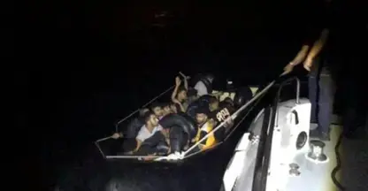 17 koçberên neqanûnî li peravên Îzmîrê hatin girtin