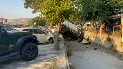 Kamyona frêna wê teqiya û li 10 erebeyan xist: 6 birîndar