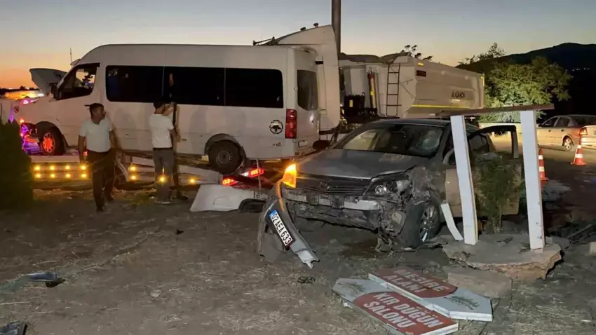 /haberresimleri/2025910/li-sems-r-minibus-otomob-lek-li-hev-ketin-12-kes-bir-ndar-b-nheadLine.webp