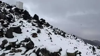 Di meha Êlûnê de serê Çiyayê Agiriyê ji berfê sipî bû