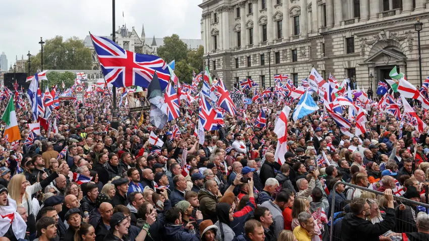 Londra, aşırı sağ ve faşizme karşı sokaklara çıktı! 