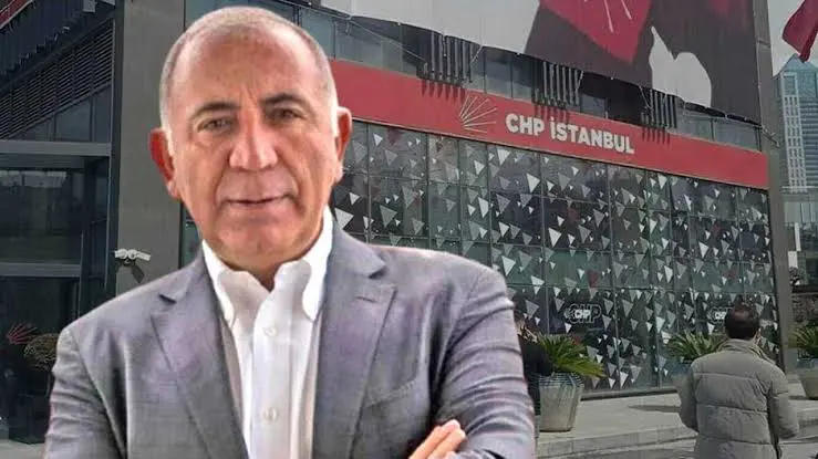 Kayyum olarak atanan Gürsel Tekin, CHP il binasına girdi