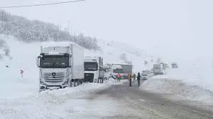 Berfa li Çewlikê dibare, nahêle ku di navbera bajaran de sefer bibin