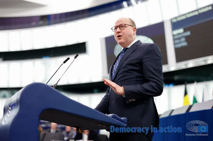 ڕەخنەی تووندی نوێنەری هۆڵەندا لە پەرلەمانی ئەورووپا لە دژایەتی بەشێک لە ووڵاتانی ئەندام سەبارەت بە بە تیرۆریست ناساندنی سوپای پاسداران