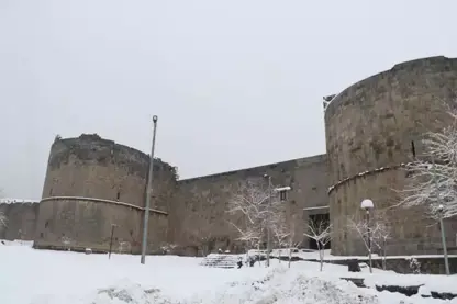 Diyarbakır'da yoğun kar, tarihi mekanları beyaza bürüdü 