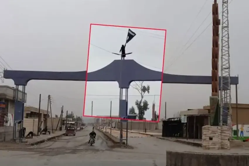 Platforma VeSyria piştrast kir: Vîdyoya ala DAIŞê ya li Reqayê rast e lê kiryareke takekesî ye