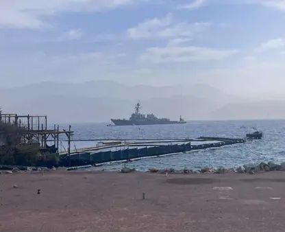 لەنگەر خستنی كەشتییەكی جەنگی هێزی دەریای ئەمریکا لە بەندەرێکی ئیسرائیل