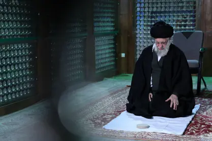 ڕابەری باڵای ئێران بە ئامادەبوونی لە سەر گۆڕی خومەینی پەیامێک بۆ ئەمریکا ناردووە