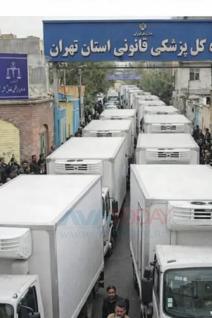 وێنەی ئەو باەهەڵگرانەی کە تەرمی کوژراوانی خۆپیشاندنەکانی ئەم دوایی یەی ئێرانی ئێدایە 