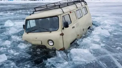 Qeşa şikest û wesayîta geştiyaran ket nav golê: 8 mirî