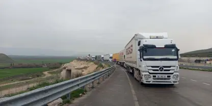 Suriye sınırdaki iki gümrük kapısını kapattı
