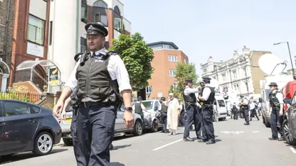 Li Brîtanya piştî terawîhan bi kêrê êrîşek pêk hat: Kesekî mir û 2 birîndar hene