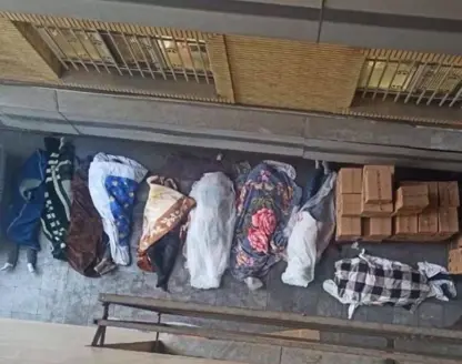 دانپێدانانی وەزارەتی تەندرووستی ڕێژیم بە تەرمی جێهێڵدراوی قوربانییەکان لە کوچەی پشت نەخۆشخانەی ئەلغەدیر