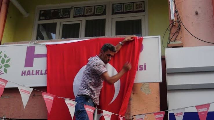 HDP’ye: “Ben tarafim, sizin tabelanizi burada astirmam” tehdidi!